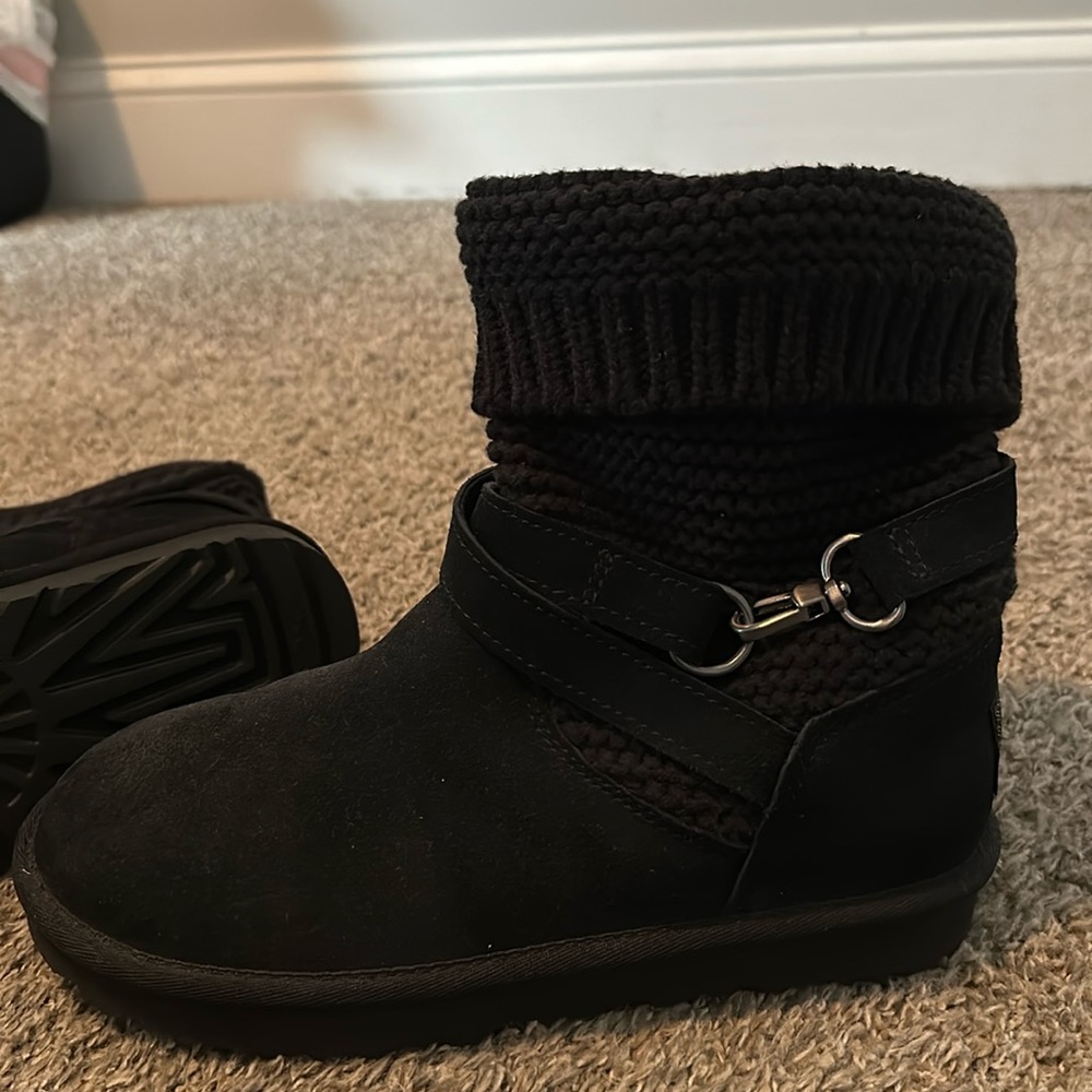 Uggs boots, knitted top and ankle buckle.